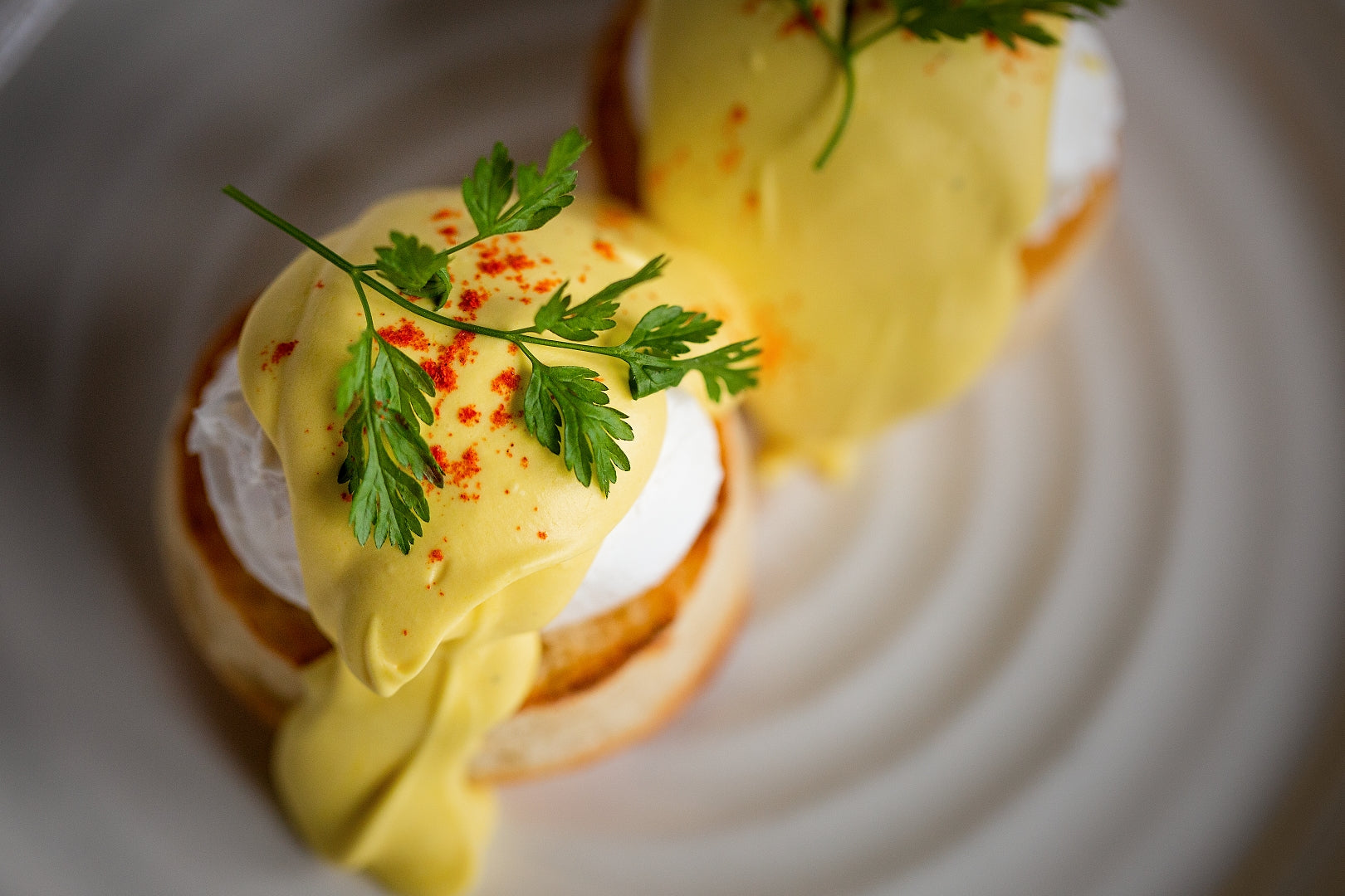 POACHED EGGS WITH HOLLANDAISE SAUCE ON MUFFINS